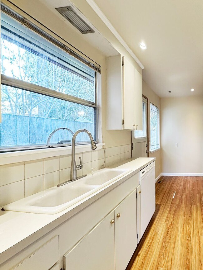 Building Photo - 2Bd/1.75Ba Seattle House