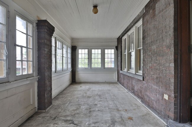 Building Photo - 2142 Summit St