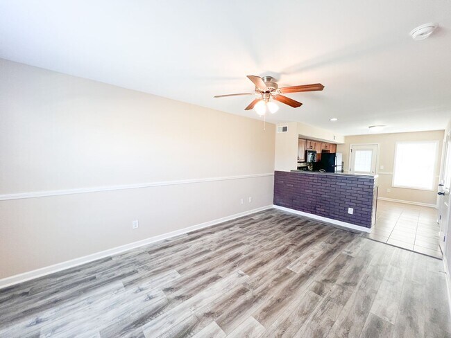 Building Photo - 2 Bedroom 1.5 Bath Townhome