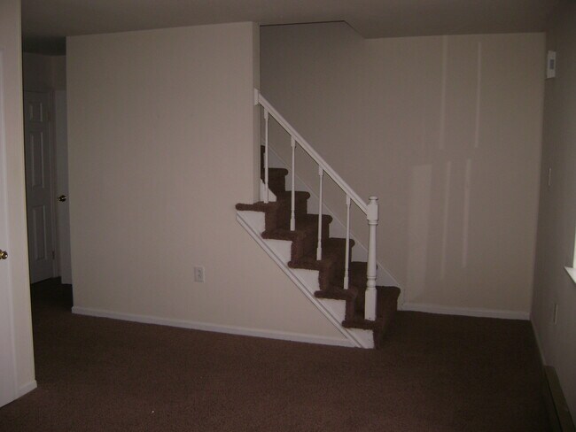 Building Photo - 3BR Townhome with garage! This house will ...