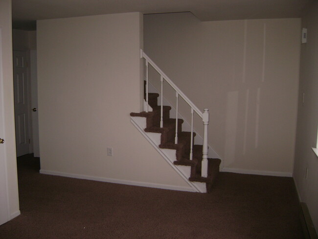 Building Photo - 3BR Townhome with garage! This house will go fast!!