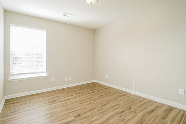 Building Photo - 5357 Jerome Rd