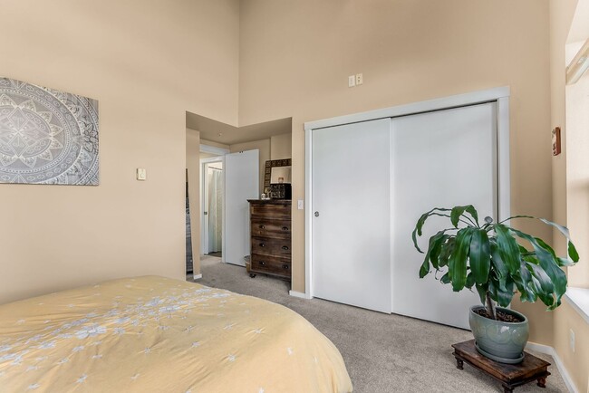 Building Photo - 2bd/1ba Seattle Condo