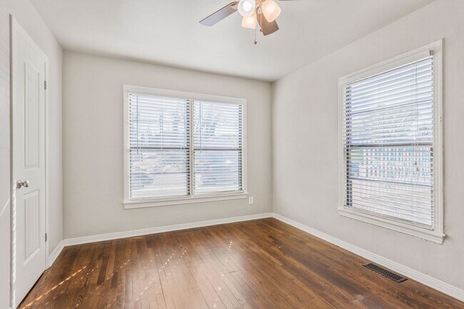 Building Photo - Live/work One Bedroom with Study in Plaza ...