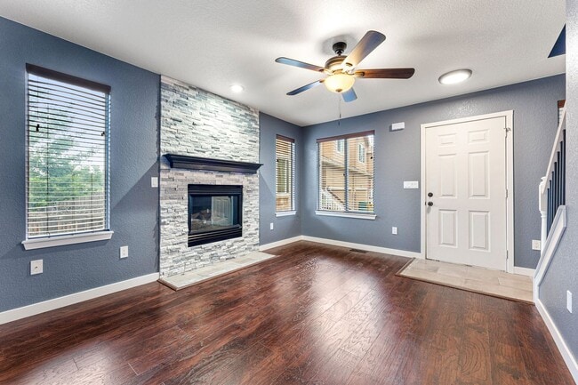 Building Photo - 4bed 4bath with fenced yard in Denver!