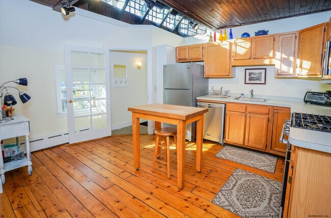 Building Photo - 10 Carriage House Ln