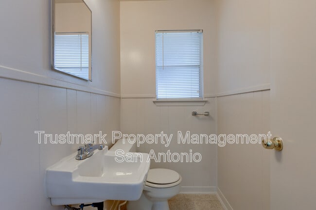 Building Photo - 410 Maple Dr