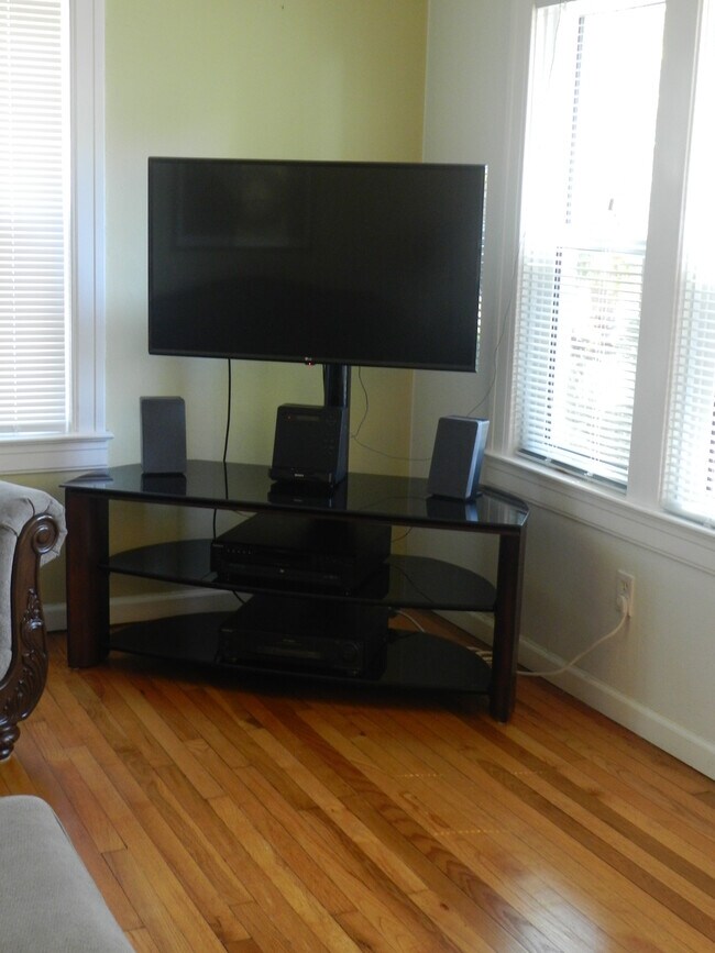 Building Photo - 221 15th Ave N