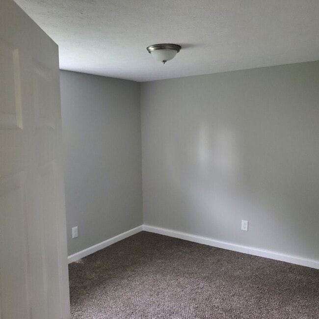 Building Photo - 6 Bdrm House For Rent