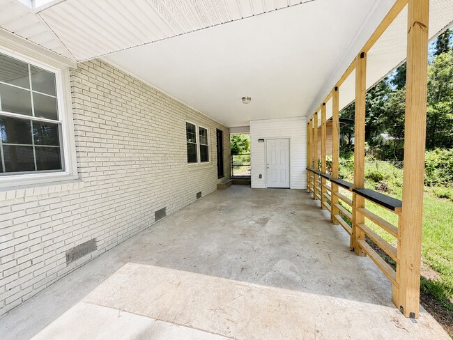 Building Photo - 836 Delverton Rd