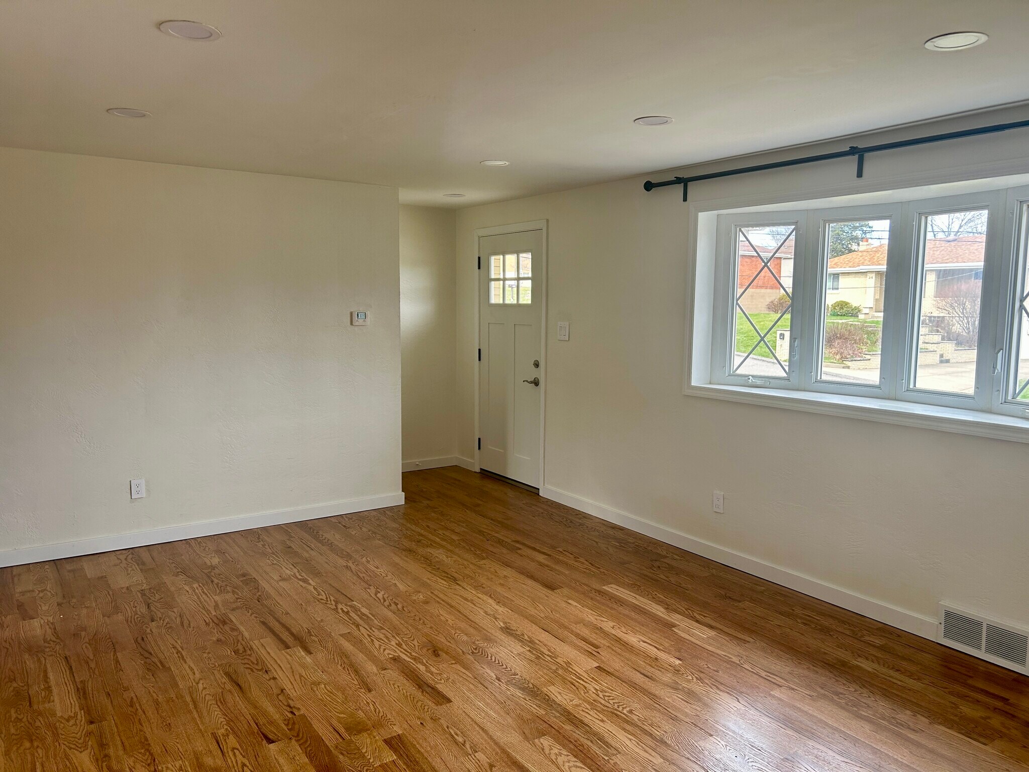 Building Photo - 214 Barbara Dr