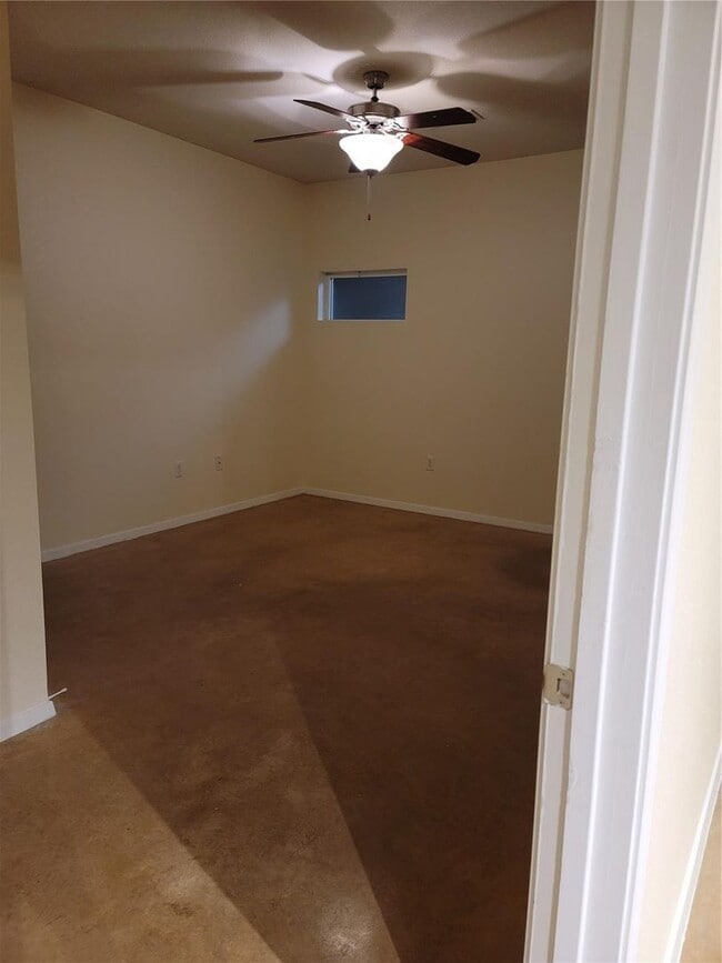 Building Photo - 910 W 25th St