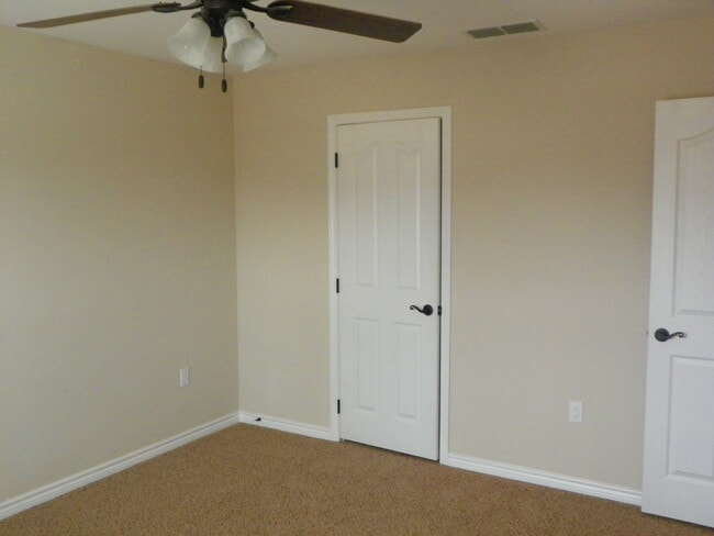 Building Photo - SPECTACULAR NEWER HOME, FIREPLACE, FORMAL ...