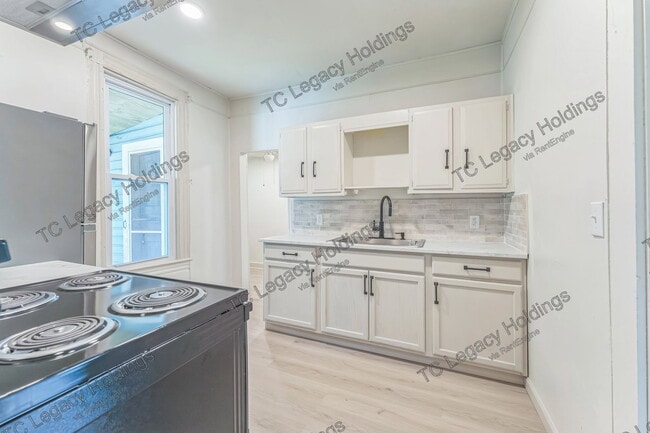 Building Photo - 907 Floral Ave