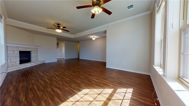 Building Photo - 923 Emerald Dove Ave