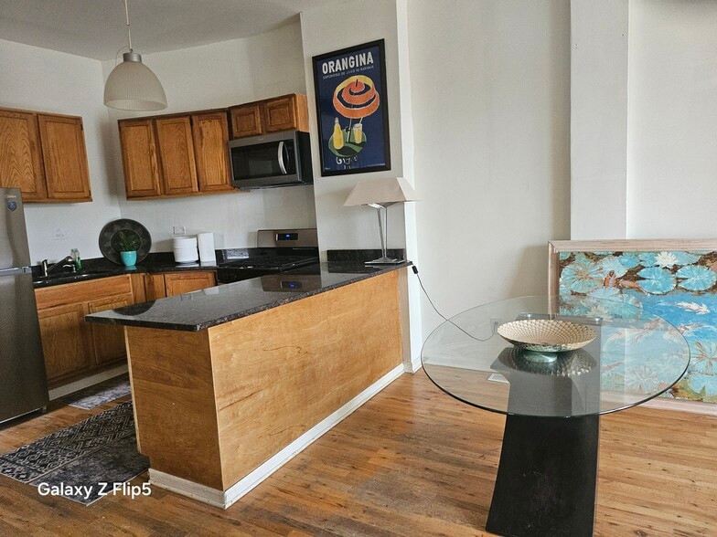 Kitchen - 2417 W Warren Blvd