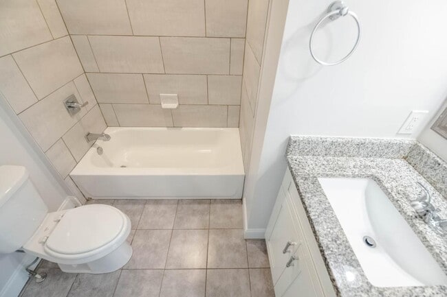 Building Photo - 806 Benninghaus Rd