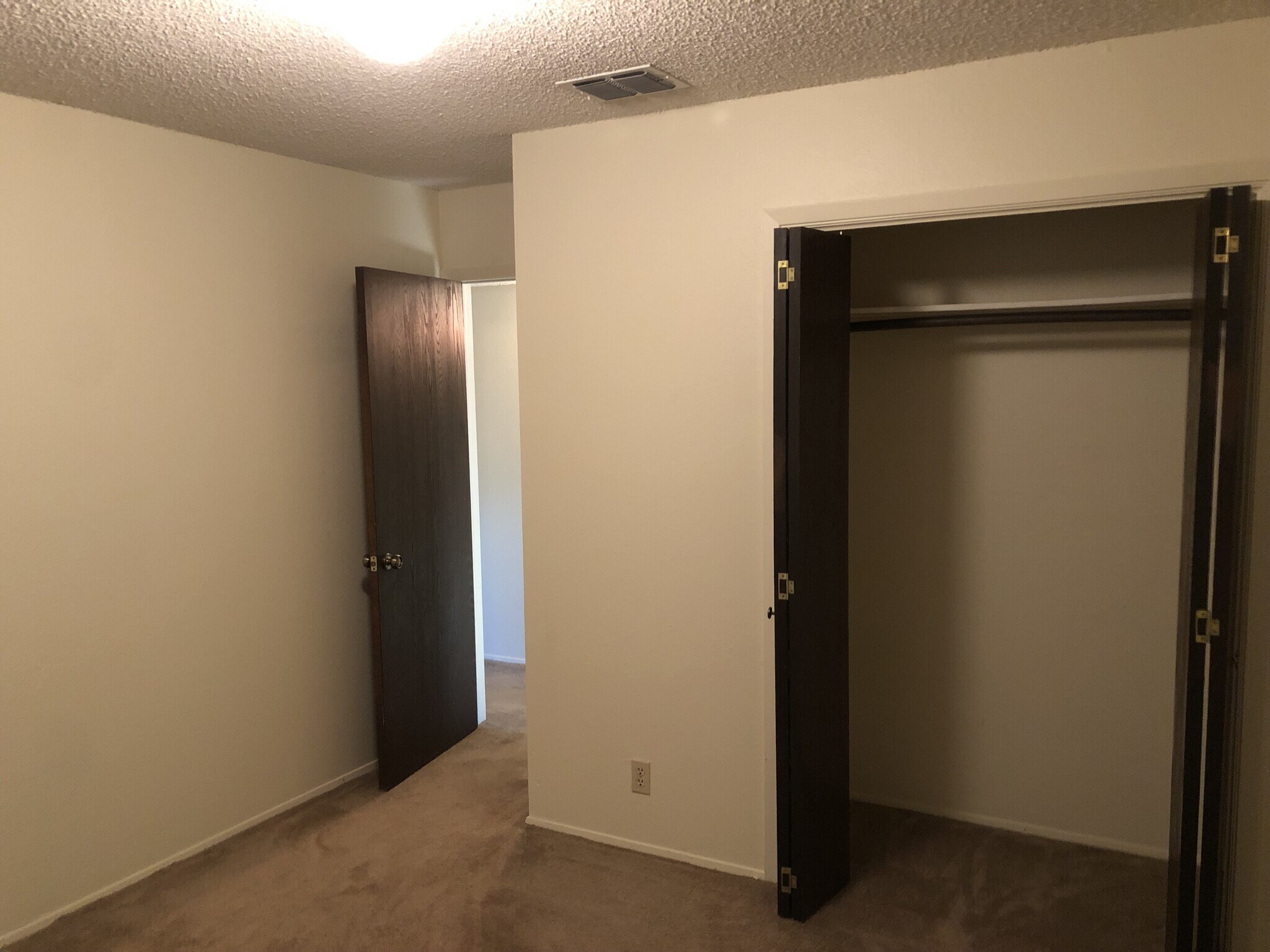 Building Photo - 914 W Meadowmere Ln