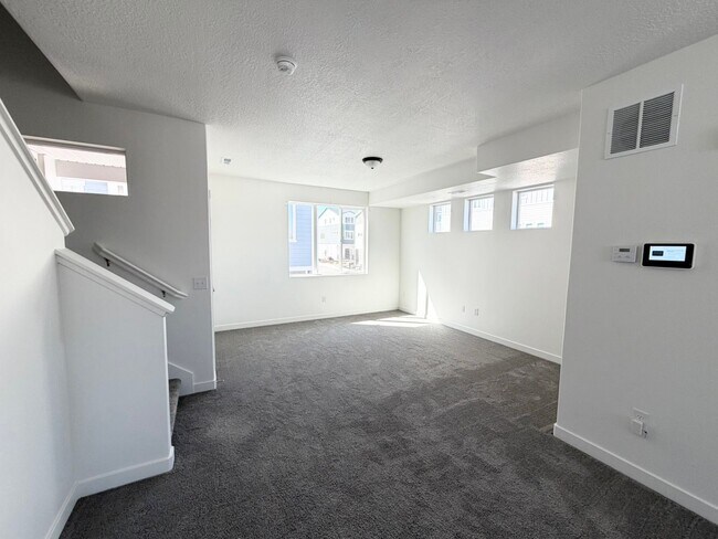 Building Photo - 3 Bedroom /2.5 Bathroom townhouse in Kearns