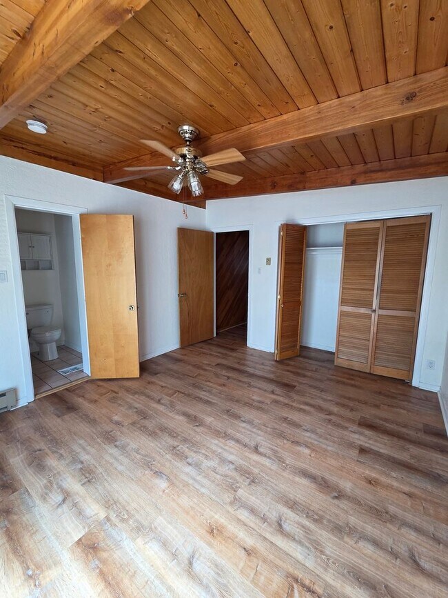 Building Photo - quiet triplex Near   UNM's  medical/law campus