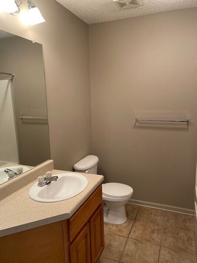 Building Photo - Cozy 2 Bed 2 Bath Condo Available NOW!