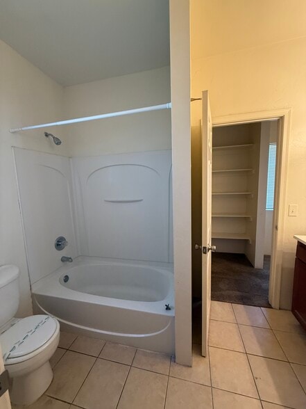 Building Photo - 1416 E Elm St