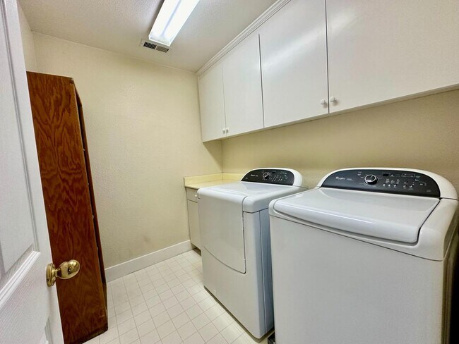 Building Photo - 826 Chynoweth Ct