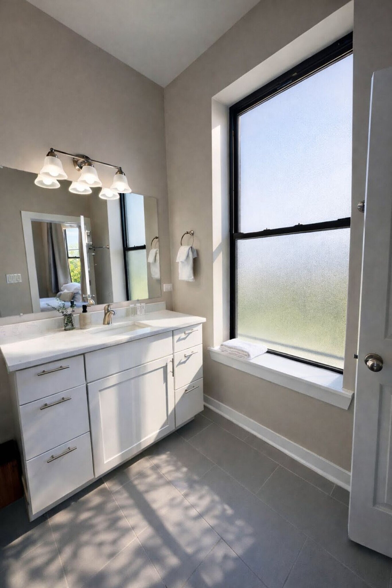 Building Photo - 736 N Throop St