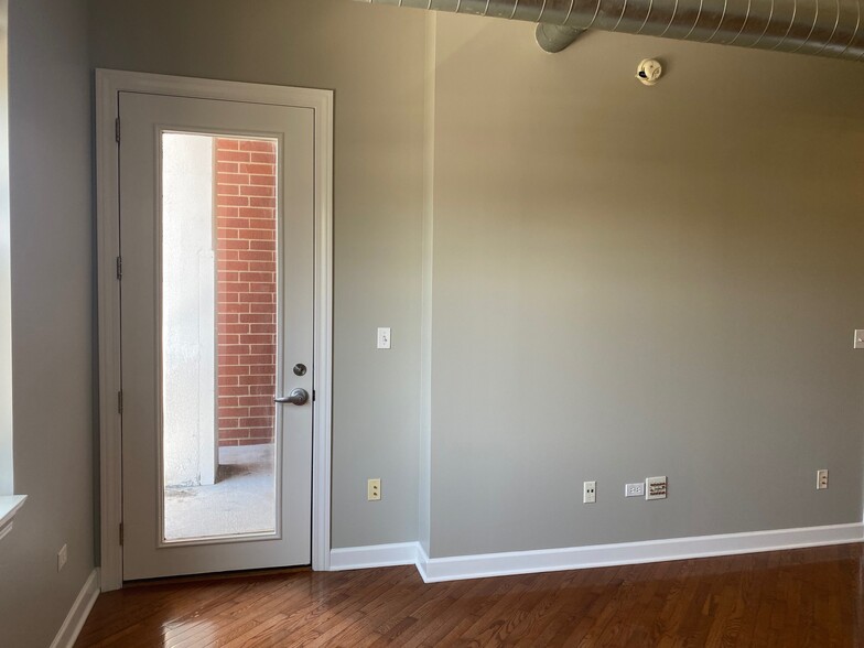 Building Photo - 3125 W Fullerton Ave