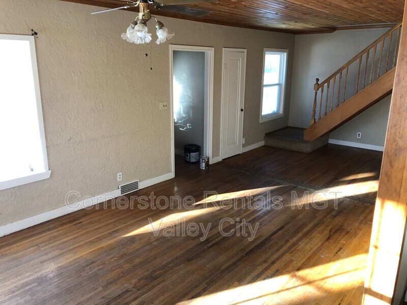 Building Photo - 424 6th Ave NE