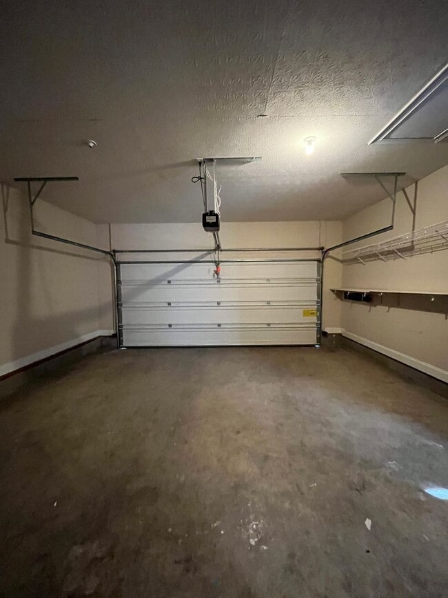 Building Photo - Now Leasing! Move In Ready home with 2 car garage and fenced in backyard!