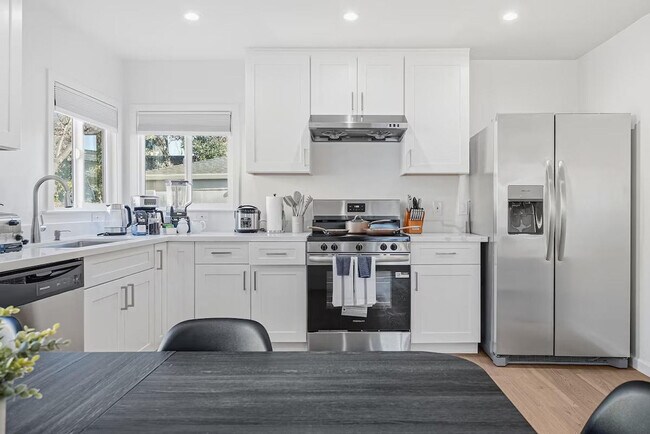 Building Photo - 422 Morse Ave