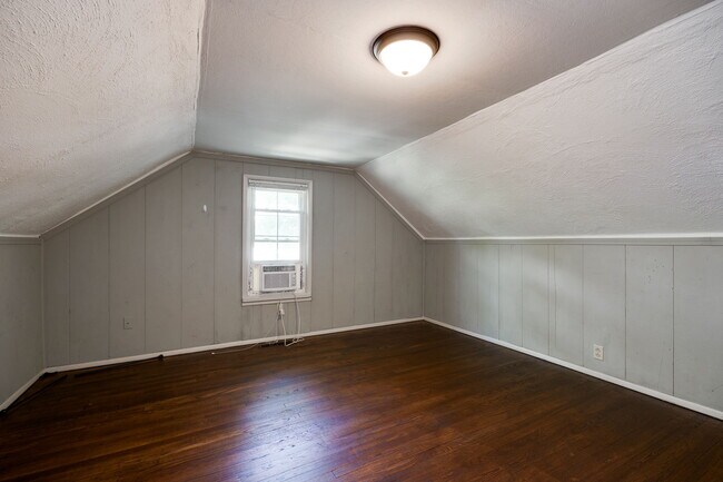 Building Photo - 2935 Glenmore Ave