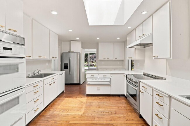 Building Photo - 820 Eucalyptus Ave