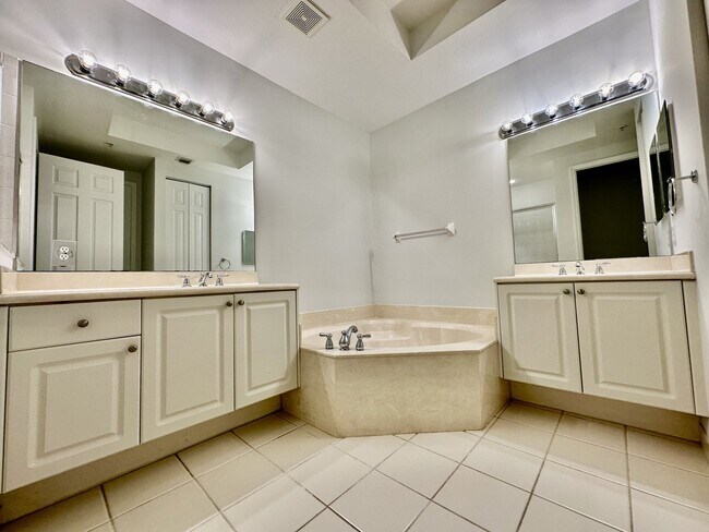 Building Photo - 1425 Mariposa Cir