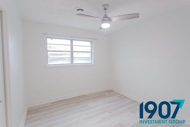 Building Photo - Charming Brick Home with Modern Updates and Large Backyard in Norman!