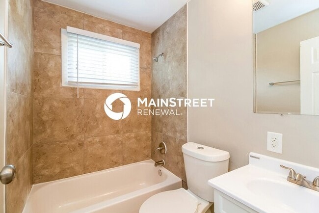 Building Photo - 4 Bedroom Pet-Friendly Home in Columbus, OH with Main Street Renewal