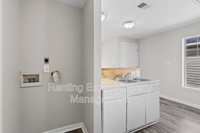 Building Photo - 725B 3rd Ave N