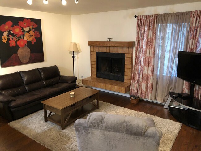 Primary Photo - 8933 Lakehurst Dr