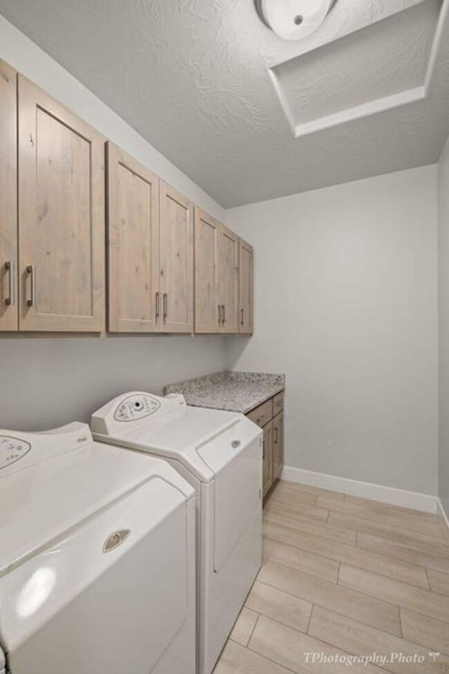 Building Photo - Gorgeous 3 Bedroom home!