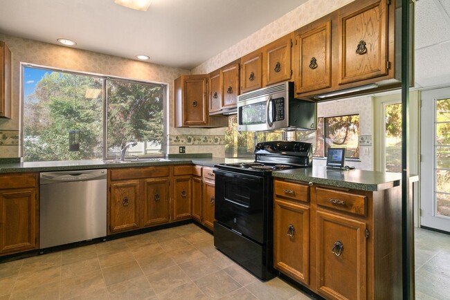 Building Photo - 3 Bedroom 1 Bath