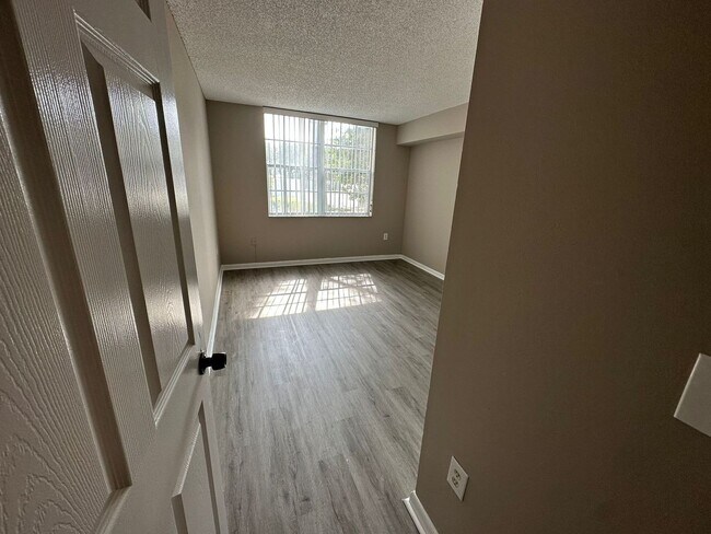 Building Photo - Bocar #103