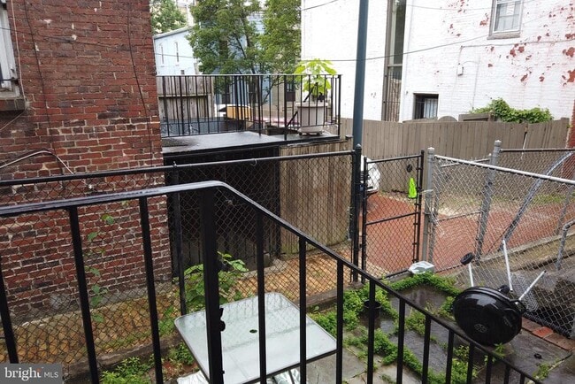 Building Photo - 604 9th St NE