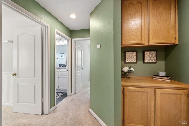 Building Photo - Two Level Home in Windsor with 4 Bedroom and 3 full Bath