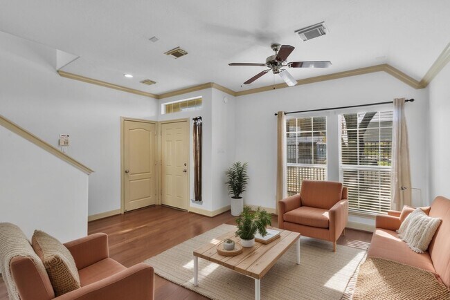 Building Photo - 313 Hogan St