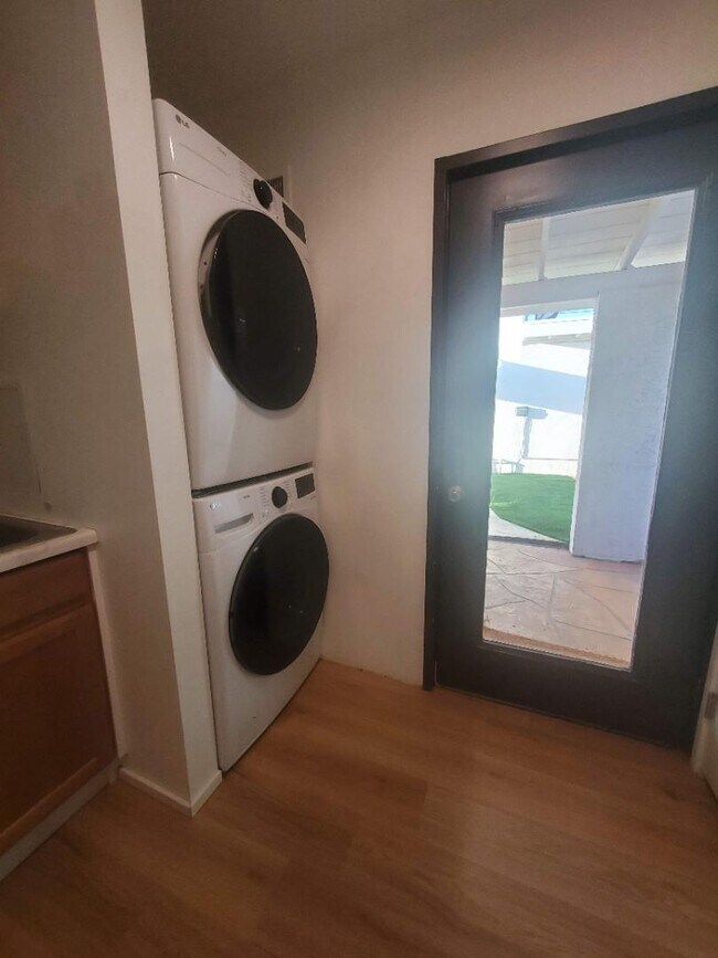 Building Photo - 1520 W Encanto Blvd