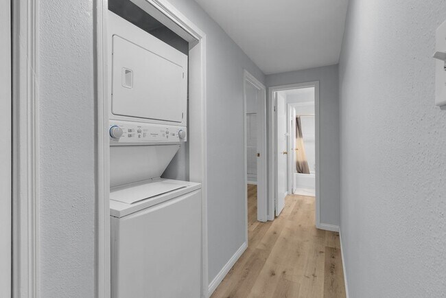 Building Photo - 9707 Richmond Ave.