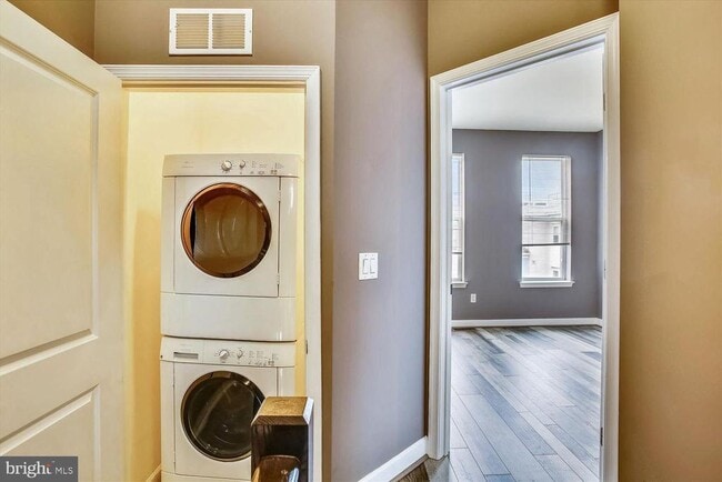 Building Photo - 2526 Sheridan Rd SE