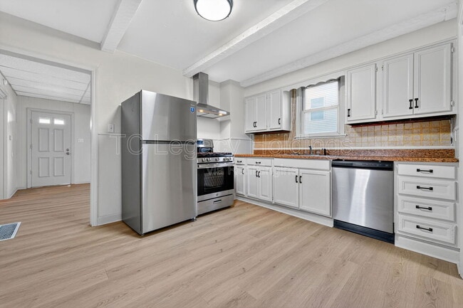 Building Photo - 1627 W Pike St