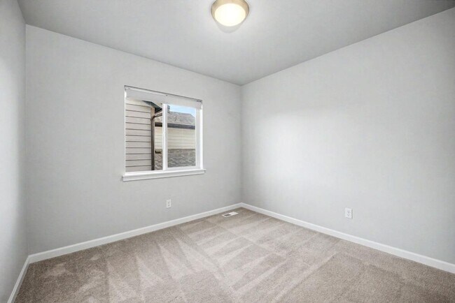 Building Photo - Modern Yelm Home Built in 2023, Walk-In Closets, Deep Storage & Neighborhood Park!